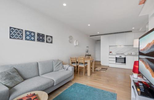 Doncaster Apartment | Chic 1-Bed Near Park, Function Centre and Shops