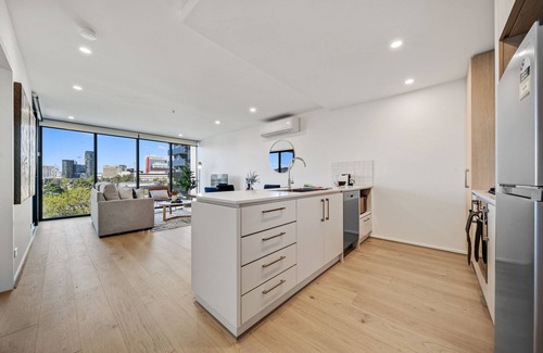 Phillip Apartment | Chic 1-Bed with Sophisticated Decor, Gym & Pool