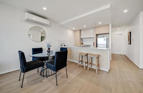 Phillip Apartment | Chic 1-Bed with Sophisticated Decor Gym & Pool