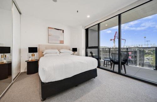 Phillip Apartment | Chic 1-Bed with Sophisticated Decor Gym & Pool