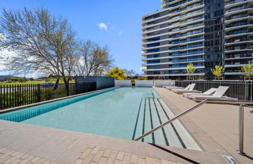 Phillip Apartment | Chic 1-Bed with Sophisticated Decor Gym & Pool