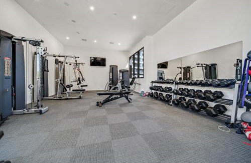 Phillip Apartment | Chic 1-Bed with Sophisticated Decor Gym & Pool