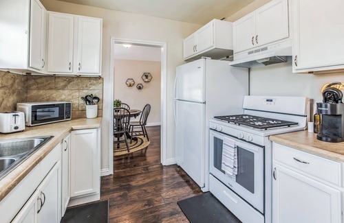 Wrigley Apartment | Chic 1 Bedroom Apartment - WFH Set Up