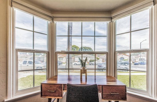 Wrigley Apartment | Chic 1 Bedroom Apartment - WFH Set Up