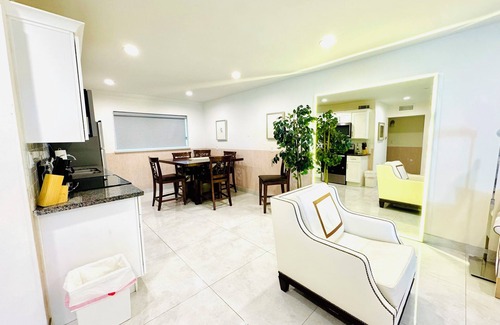 Beverly Green Apartment | Chic 1-bedroom apartment in vibrant Las Vegas with WiFi, Strip,LVCC
