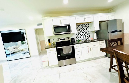 Beverly Green Apartment | Chic 1-bedroom apartment in vibrant Las Vegas with WiFi, Strip,LVCC