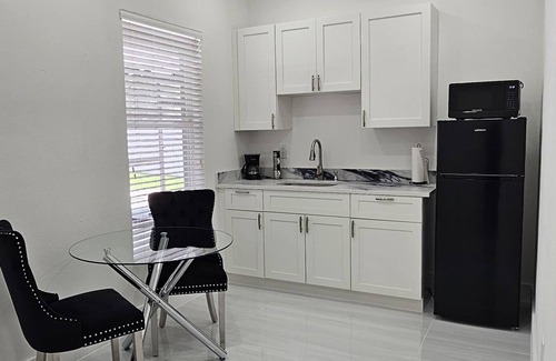 Riverview Apartment | Chic 1-bedroom apartment with WiFi, AC in phenomenal Riverview