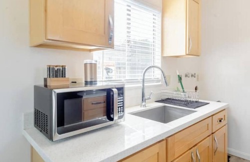 El Cerrito Apartment | Chic 1 Bedroom Apartment w/Comfy King Bed