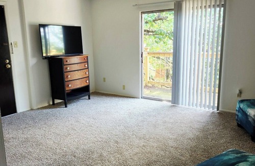 Overland Apartment | Chic 1-Bedroom Apartment in Vibrant St. Louis close to Airport