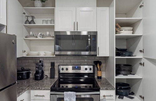 Addison Apartment | Chic 1-bedroom apartment in lovely Addison with fitness room, WiFi