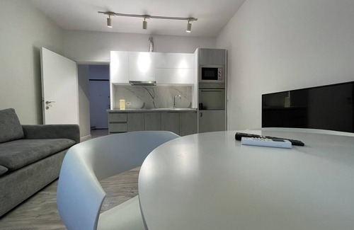 Tirana Apartment | Chic 1-bedroom apartment with AC, WiFi in fabulous Tiranë