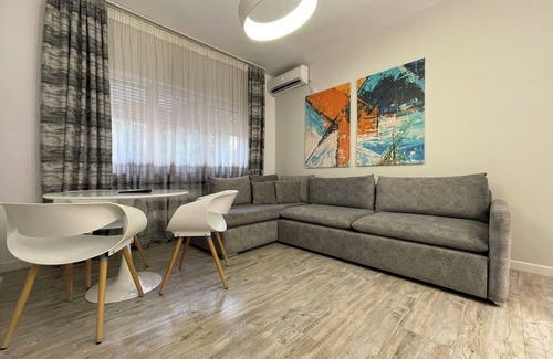 Tirana Apartment | Chic 1-bedroom apartment with AC, WiFi in fabulous Tiranë