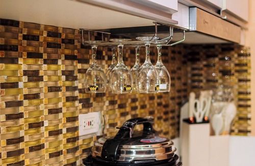 San Antonio Apartment | Chic 1-bedroom apartment with WiFi Gym Swim Parking vibrant Makati 1703