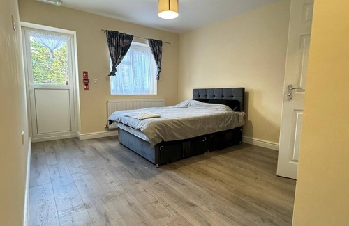 Beddington South Apartment | Chic 1-bedroom Cozy Ensuite room in a 6-Bedroom apartment with WiFi
