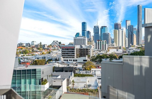 Teneriffe Apartment | Chic 2 bed/2 bath Apartment with City Views