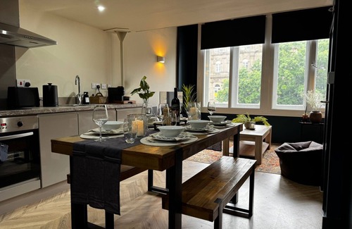 Leeds City Center Apartment | Chic 2-bed loft, Central Leeds