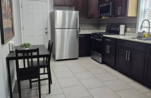 North Austin Apartment | Chic 2-bedroom apartment in fabulous Chicago with AC, WiFi
