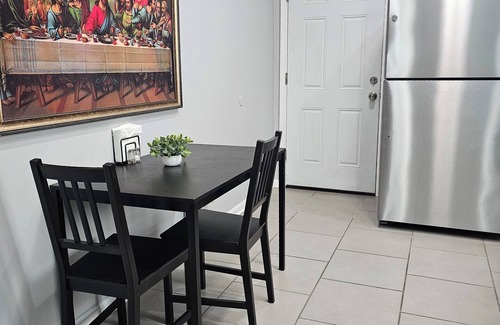 North Austin Apartment | Chic 2-bedroom apartment in fabulous Chicago with AC, WiFi