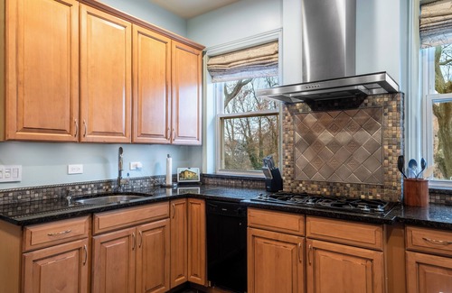 Rogers Park Apartment | Chic 2-bedroom apartment in beautiful Rogers Park with WiFi & EV Charger