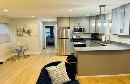 Woodlawn Apartment | Chic 2-bedroom apartment near Hyde Park/University of Chicago Campus