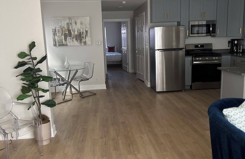 Woodlawn Apartment | Chic 2-bedroom apartment near Hyde Park/University of Chicago Campus