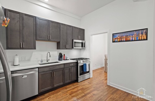 Douglas Apartment | Chic 2-bedroom apartment in beautiful Chicago. 30+ Day Stays Only