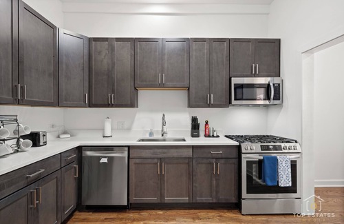 Douglas Apartment | Chic 2-bedroom apartment in beautiful Chicago. 30+ Day Stays Only