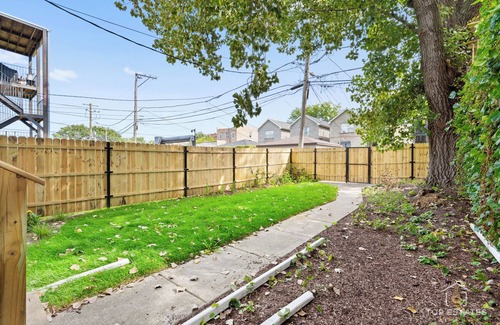 Douglas Apartment | Chic 2-bedroom apartment in beautiful Chicago. 30+ Day Stays Only