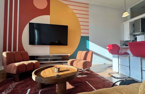 Near West Side Apartment | Chic 2 BR, 1 Parking, Sleeps 6!