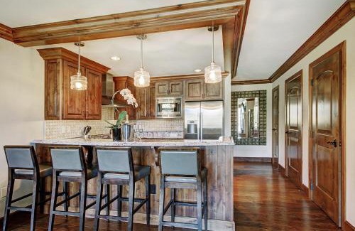 Vail Apartment | Chic 2 BRDen Ritz-Carlton Condo with Valley Views