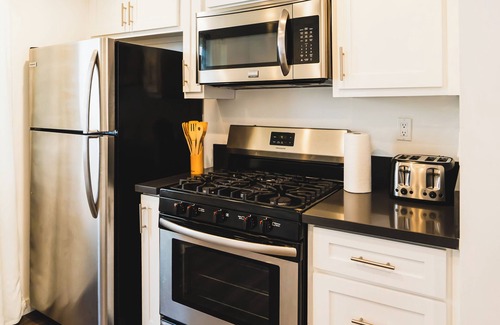 Wilshire Center Apartment | Chic 2-Level 1-Bedroom 1-Bath in Central Location Close To DT LA With Parking