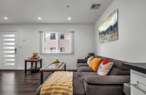Wilshire Center Apartment | Chic 2-Level 1-Bedroom 1-Bath in Central Location Close To DT LA With Parking