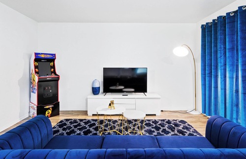 West Campus Apartment | Chic 2BD Entertainer : Arcade /King Bed