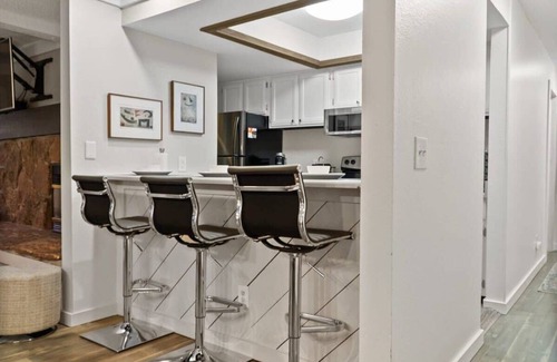 Historic District Condo | Chic 2BDR Downtown Condo; Walk Everywhere!