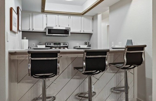 Historic District Condo | Chic 2BDR Downtown Condo; Walk Everywhere!