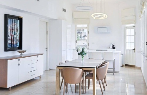 Tel Aviv City Center Apartment | Chic 2BR Apartment close to the beach by HolyGuest