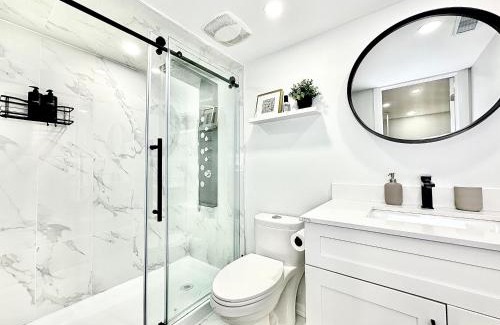 Churchill Meadows House | Chic 2Br Basement Haven for Families - Fast Wi-Fi