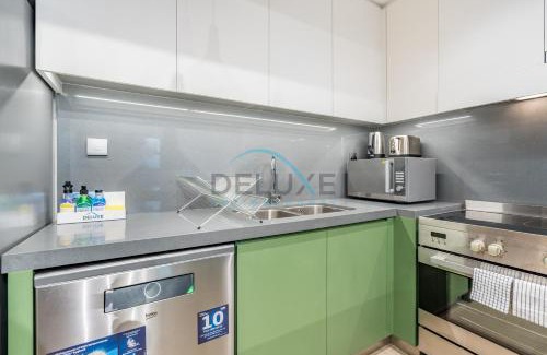 Al Wasl Apartment | Chic 2BR in Central Park Building 1, Al Wasl by Deluxe Holiday Homes