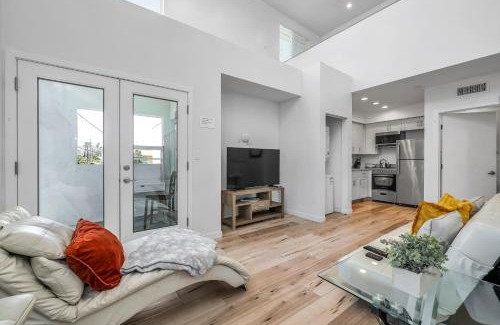 Wilshire Apartment | Chic 3-levels Loft-style 2-Bedroom 2-Bathroom condo by Hollywood