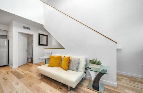 Wilshire Apartment | Chic 3-levels Loft-style 2-Bedroom 2-Bathroom condo by Hollywood