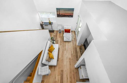 Wilshire Apartment | Chic 3-levels Loft-style 2-Bedroom 2-Bathroom condo by Hollywood