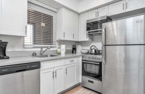 Wilshire Apartment | Chic 3-levels Loft-style 2-Bedroom 2-Bathroom condo by Hollywood