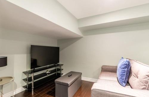 Parkdale Apartment | Chic 3BR apartment in Queen West, Downtown Toronto