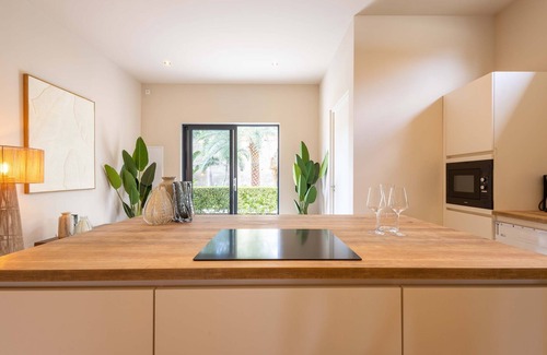 Marie Pampoen Apartment | Chic 3BR Apartment Mambo Beach Area Stay