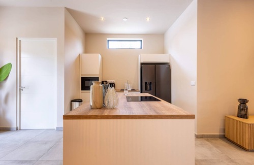 Marie Pampoen Apartment | Chic 3BR Apartment Mambo Beach Area Stay
