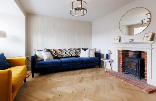 Bosham House | Chic 4-Bed Coastal Retreat in Heart of Bosham