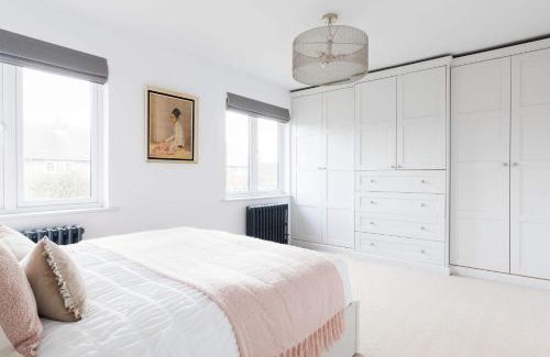 Bosham House | Chic 4-Bed Coastal Retreat in Heart of Bosham