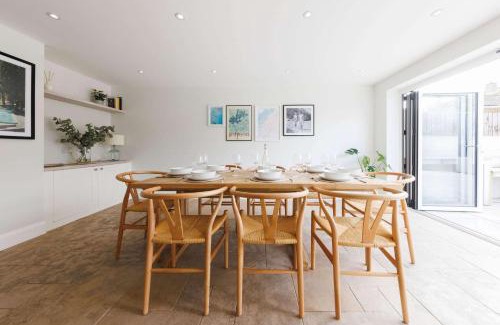 Bosham House | Chic 4-Bed Coastal Retreat in Heart of Bosham