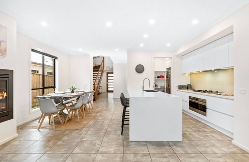 Torquay House | Chic 4 br, 2 storey, ocean view & family friend