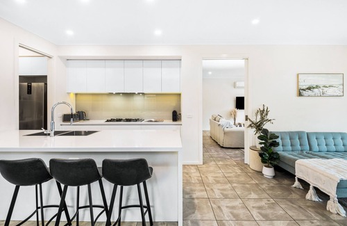 Torquay House | Chic 4 br, 2 storey, ocean view & family friend